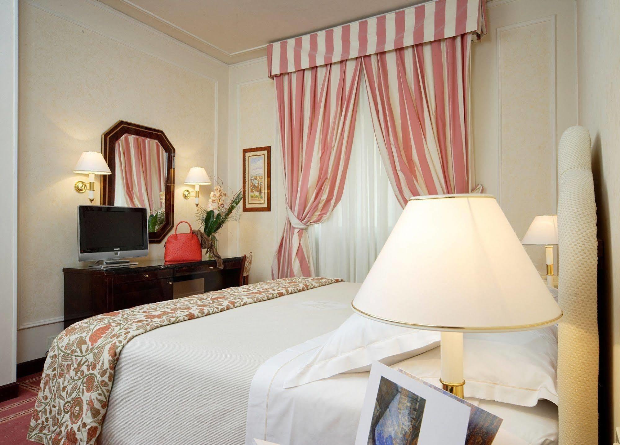 Hotel De La Ville Флоренция Номер фото